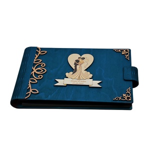 Album foto A4 personalizat, din lemn, Albastru, GuestBook, Caiet amintiri, Nunta, Accesorii nunta, Amintiri si cadouri de nunta, Carte de amintiri nunta si carte oaspeti, Gravare, pirogravura, Prelucrarea lemnului, Designul original, personalizarea prin gravare, asociat cu pagini simple negre, face ca acest album..., ARTYNOS