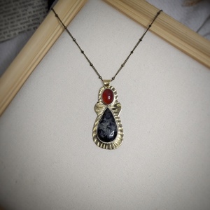 Pandantiv din Alama cu Granat Hessonit si EpidotSunborne Relic, Bijuterii, Coliere, Coliere cu pandantive, Prelucrarea metalelor, Un contrast vibrant intre caldura granatului hessonit – cu nuante de chihlimbar rosiatic – si verde..., ARTYNOS