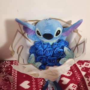 Buchet cu trandafiri de sapun albastru parfumati si Stitch  - Artynos.ro