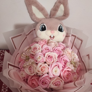 Buchet cu trandafiri de sapun parfumati si iepuras  - Artynos.ro