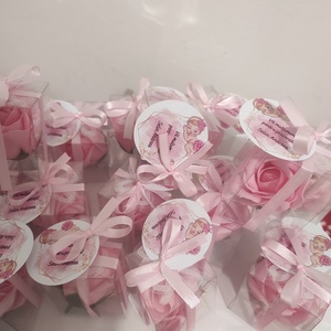 Marturii nunta sau botez cu trandafiri de sapun parfumati in cutiute de acetofan cu fundite si eticheta personalizata   - Artynos.ro
