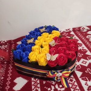 Aranjament tricolor cu trandafiri de sapun parfumati   - Artynos.ro