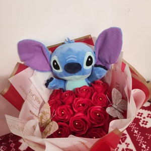 Buchet cu trandafiri de sapun parfumati si Stitch  - Artynos.ro