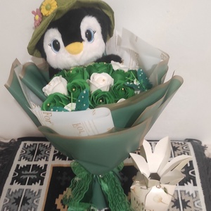 Buchet cu trandafiri de sapun parfumati si pinguin cu bomboane  - Artynos.ro