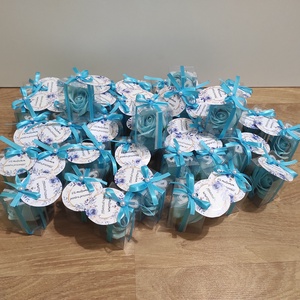 Marturii nunta sau botez cu trandafiri de sapun parfumati in cutiute de acetofan cu fundite si eticheta personalizata   - Artynos.ro