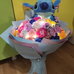 Buchet cu 51 trandafiri de sapun parfumati si Stitch  - Artynos.ro