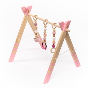  Baby gym - roz - Centru de activitate din lemn pentru bebelusi , Jucarii si echipamente pentru copii, Jocuri de miscare, Crosetat, Obiecte pictate, ARTYNOS