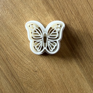 Cutter Decupator Forma lut polimeric fluture, Bijuterii, Cercei, Cercei si ornamente pentru urechi, Altele, Cutter lut polimeric in forma de fluture pentru cercei si accesorii.
Produsul este nou, printat 3D...., ARTYNOS
