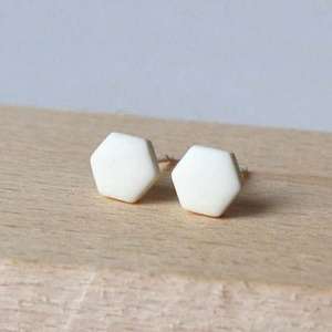 Cercei albi fimo cercei posturi cercei cu tija cercei clipsuri cercei minimali cadou femeie cercei geometrici hexagonali - Artynos.ro