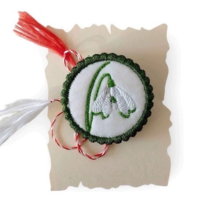 Martisor ghiocel brodat pe fetru - Artynos.ro