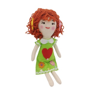 Papusa cu par scurt roscat, cu rochie verde, din fetru - Artynos.ro