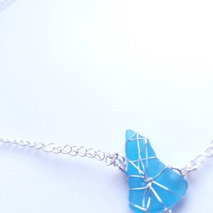 Colier argintat cu sticla de mare (sea glass) - Artynos.ro