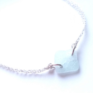 Colier argintat cu sticla de mare (sea glass) - Artynos.ro