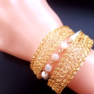 Bratara aurie din cupru gilt cu margele de sidef , Bijuterii, Bratari, Bratara cu margele, Confectionarea bijuteriilor, Crosetat, Bratara crosetata din sarma de cupru placata cu argint si emailata auriu-gilt, decorata cu margele ..., ARTYNOS