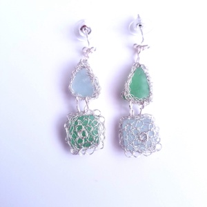 Cercei argintati cu sticla de mare-sea glass, Bijuterii, Cercei, Cercei si ornamente pentru urechi, Confectionarea bijuteriilor, Crosetat, Cercei realizati prin crosetarea sarmei de cupru placata cu argint care imbraca piese de sticla de ..., ARTYNOS