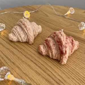 Lumanare parfumata decorativa Caramel croissant, 85g - Artynos.ro