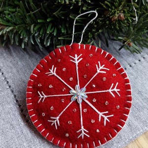 Ornament rosu brodat din pasla pentru bradul de Craciun (cu margele si paiete) - Artynos.ro