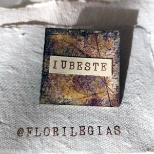 Brosa cuvantatoare, Bijuterii, Brosa, insigne, Insigne, Produse fabricate din materiale reciclate, Arta de hartie, ARTYNOS