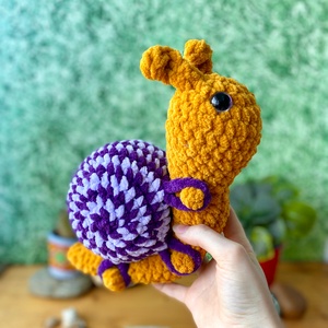 Jucarie crosetata amigurumi melc cu ghiozdanel 32 cm handmade, Jucarii si echipamente pentru copii, Plusuri, Papusa crosetata, papusa de plus, Crosetat, ARTYNOS