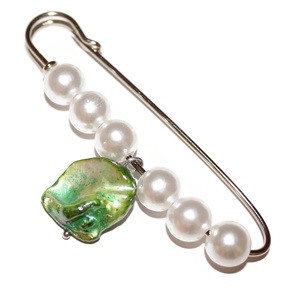 Brosa tip ac de siguranta handmade cu margelute acrilice si sidef verde - Artynos.ro