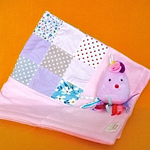Paturica patchwork moale pentru fetita ,cadou pentru botez ,patura decorativa pentru camera copilului. - Artynos.ro