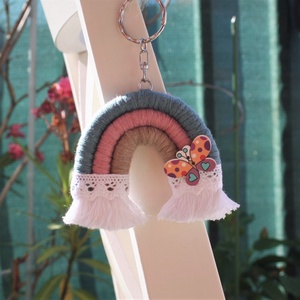 Breloc curcubeu macrame - Artynos.ro