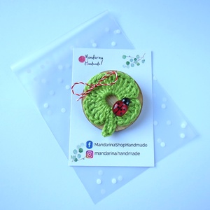 Trifoi si buburuza, martisor crosetat - Artynos.ro