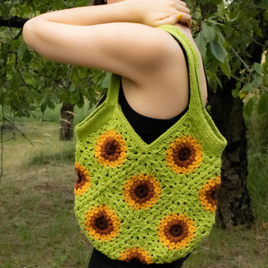 Geanta Florala Crosetata. Geanta tip tote bag cu granny squares floarale creata din fir acrilic. - Artynos.ro