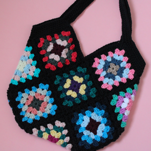 Geanta Crosetata. Geanta tip tote bag cu granny squares in dungi creata din fir acrilic. - Artynos.ro