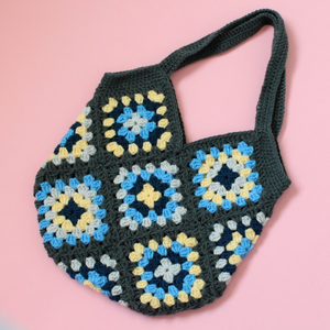 Geanta Crosetata. Geanta tip tote bag cu granny squares in dungi creata din fir acrilic. - Artynos.ro