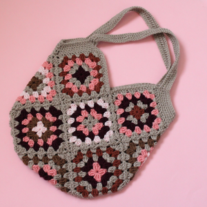 Geanta Crosetata. Geanta tip tote bag cu granny squares in dungi creata din fir acrilic. - Artynos.ro