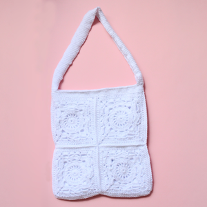 Geanta Alba Crosetata cu dublura. Geanta tip tote bag cu dublura din satin si inchidere magnetica - Artynos.ro