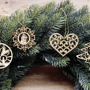 Set 6 ornamente pentru pomul de Craciun (4 ornamente din lemn natural) - Artynos.ro