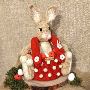 Suport oua de Paste iepuras amigurumi, rosu - Artynos.ro