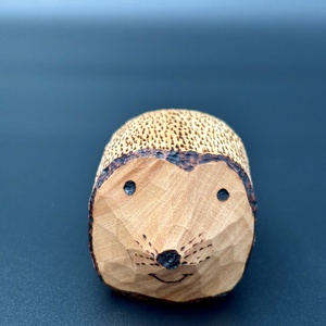 Arici cioplit manual din lemn de tei  figurina handmade cu pirogravura si finisaj natural - Artynos.ro