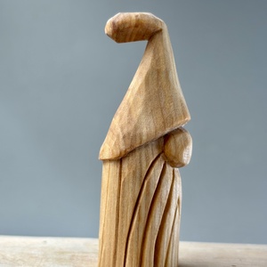 Gnom sculptat din lemn de tei - figurina unicat  - Artynos.ro