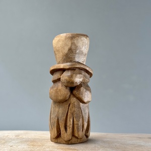 Gnom sculptat manual din lemn de tei  decor rustic si natural - Artynos.ro