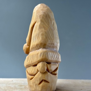 Mos Craciun sculptat manual din lemn de tei  decor de Craciun rustic si autentic - Artynos.ro