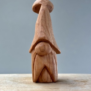 Gnom mic sculptat manual din lemn de cires  - Artynos.ro