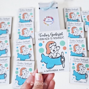 Marturii botez baietel pictat manual personalizate cu nume Calatorii - Artynos.ro