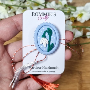 Martisor Handmade Ghiocei din Lut Polimeric  Brosa Ovala cu Ac si Snur Traditional Alb-Rosu - Artynos.ro