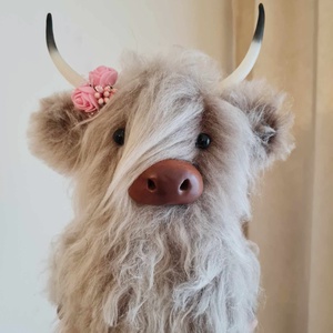 Vacuta scotiana - Toffee, the Highland cow, Jucarii si echipamente pentru copii, Plusuri, Figurine de plus, Cusatura, ARTYNOS