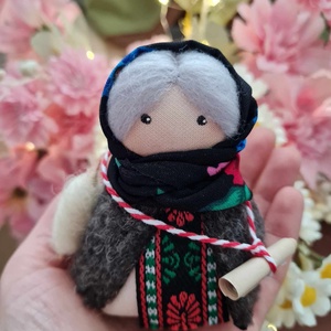 Baba Dochia, martisor traditional, figurina de colectie , Jucarii si echipamente pentru copii, Plusuri, Papusa crosetata, papusa de plus, Cusatura, ARTYNOS