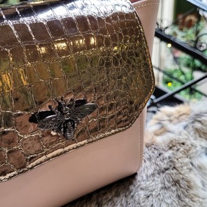 MIDI city rosegold cu albina - geanta de umar din piele de vaca - Artynos.ro