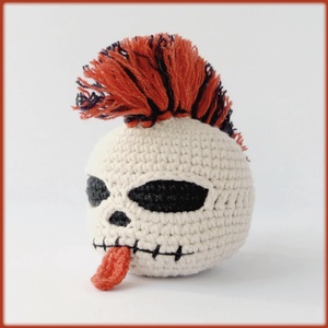 Breloc crosetat Punk Skull - Artynos.ro