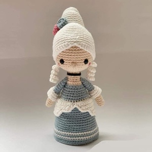 Papusa crosetata Maria Antoaneta - Artynos.ro