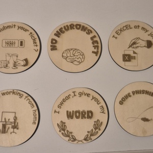 Set 6 suporti pahare din lemn, Casa & Stil de viata, Accesorii pentru decorat casa, Decoratiuni de masa si decoratiuni pentru rafturi , Decoratiuni de masa, Gravare, pirogravura, ARTYNOS