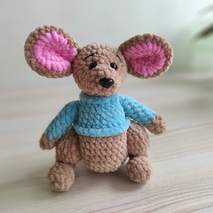 Papusa de buzunar crosetata, Jucarii si echipamente pentru copii, Plusuri, Personaje de basm din plus, Crosetat, O figurina crosetata din fire de chenille pufoase, cu o atingere magic de moale.

Material: Fir de ..., ARTYNOS