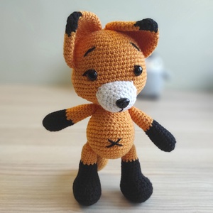 Vulpe crosetata, Jucarii si echipamente pentru copii, Plusuri, Personaje de basm din plus, Crosetat, O figurina crosetata din fire de chenille pufoase, cu o atingere magic de moale.

Material: Fir de ..., ARTYNOS